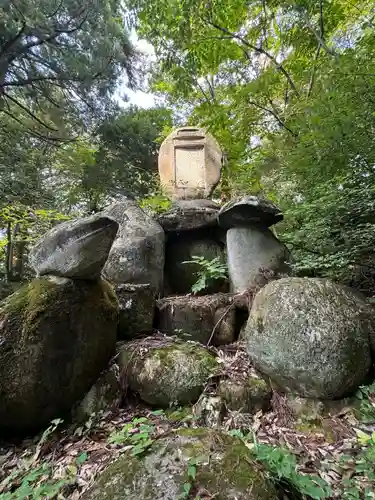 雄山神社前立社壇の塔