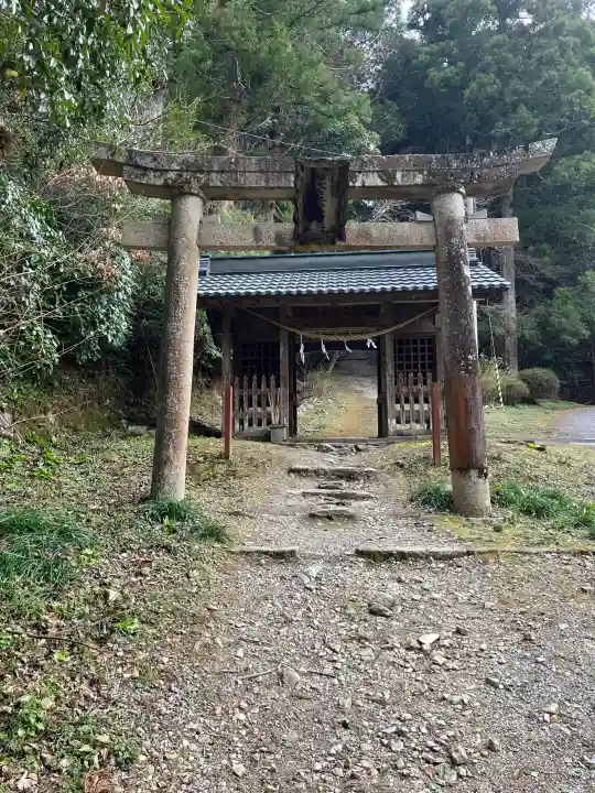 上一宮大粟神社の{uncategorized: "未分類", other: "その他", undefined: "問題あり", building: "その他建物", grave: "お墓", sacred_gate: "鳥居", guardian: "狛犬", statue: "像", buddha: "仏像", history: "歴史", nature: "自然", garden: "庭園", animal: "動物", pagoda: "塔", temizu: "手水舎", mountain_gate: "山門・神門", sanctuary: "本殿・本堂", subordinate: "末社・摂社", art: "芸術", scenery: "景色", jizo: "地蔵", ema: "絵馬", goshuin: "御朱印", omikuji: "おみくじ", items: "授与品その他", amulet: "お守り", goshuincho: "御朱印帳", eats: "食事", festival: "お祭り", votive_dance: "神楽", shichigosan: "七五三参", wedding: "結婚式", experience: "体験その他", initially: "初詣", around: "周辺", anti_infection: "感染症対策"}