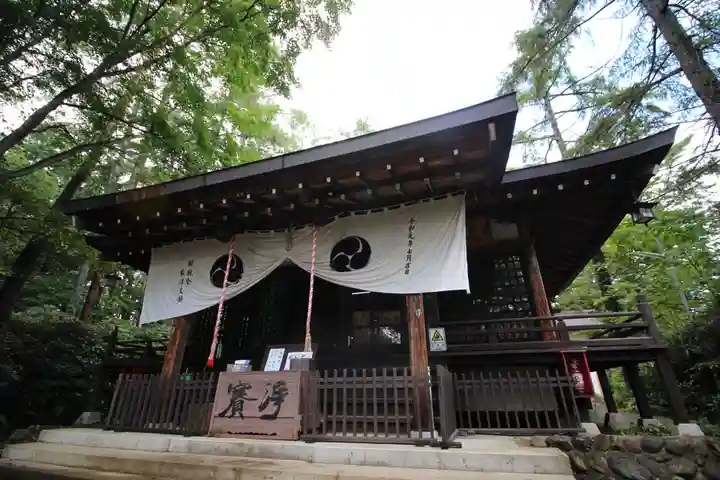 白根神社の本殿・本堂