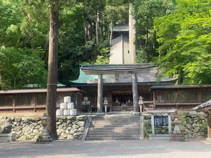 丹生川上神社(下社)の{uncategorized: "未分類", other: "その他", undefined: "問題あり", building: "その他建物", grave: "お墓", sacred_gate: "鳥居", guardian: "狛犬", statue: "像", buddha: "仏像", history: "歴史", nature: "自然", garden: "庭園", animal: "動物", pagoda: "塔", temizu: "手水舎", mountain_gate: "山門・神門", sanctuary: "本殿・本堂", subordinate: "末社・摂社", art: "芸術", scenery: "景色", jizo: "地蔵", ema: "絵馬", goshuin: "御朱印", omikuji: "おみくじ", items: "授与品その他", amulet: "お守り", goshuincho: "御朱印帳", eats: "食事", festival: "お祭り", votive_dance: "神楽", shichigosan: "七五三参", wedding: "結婚式", experience: "体験その他", initially: "初詣", around: "周辺", anti_infection: "感染症対策"}