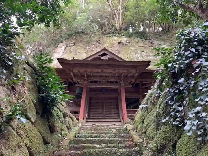 立岩観音堂の本殿・本堂