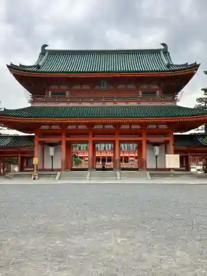 平安神宮の{uncategorized: "未分類", other: "その他", undefined: "問題あり", building: "その他建物", grave: "お墓", sacred_gate: "鳥居", guardian: "狛犬", statue: "像", buddha: "仏像", history: "歴史", nature: "自然", garden: "庭園", animal: "動物", pagoda: "塔", temizu: "手水舎", mountain_gate: "山門・神門", sanctuary: "本殿・本堂", subordinate: "末社・摂社", art: "芸術", scenery: "景色", jizo: "地蔵", ema: "絵馬", goshuin: "御朱印", omikuji: "おみくじ", items: "授与品その他", amulet: "お守り", goshuincho: "御朱印帳", eats: "食事", festival: "お祭り", votive_dance: "神楽", shichigosan: "七五三参", wedding: "結婚式", experience: "体験その他", initially: "初詣", around: "周辺", anti_infection: "感染症対策"}