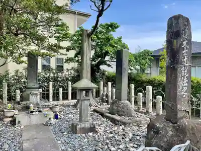 日蓮上人辻説法跡の末社・摂社