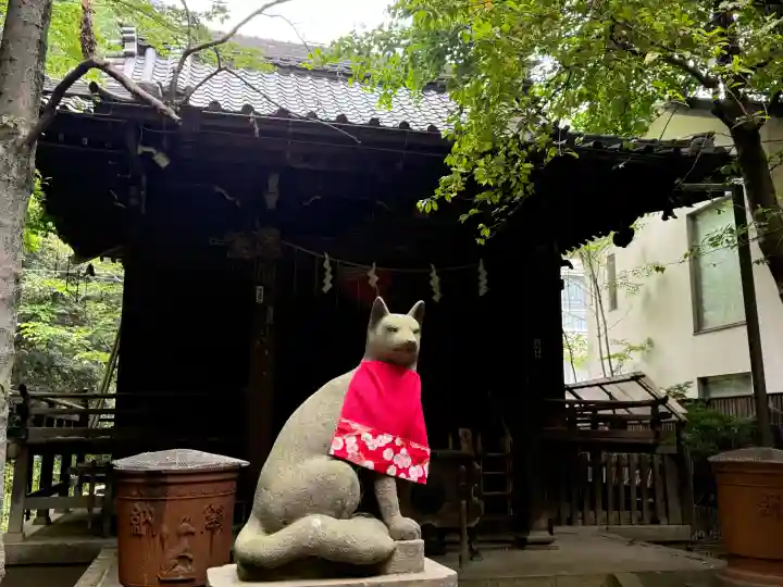 四合稲荷神社の{uncategorized: "未分類", other: "その他", undefined: "問題あり", building: "その他建物", grave: "お墓", sacred_gate: "鳥居", guardian: "狛犬", statue: "像", buddha: "仏像", history: "歴史", nature: "自然", garden: "庭園", animal: "動物", pagoda: "塔", temizu: "手水舎", mountain_gate: "山門・神門", sanctuary: "本殿・本堂", subordinate: "末社・摂社", art: "芸術", scenery: "景色", jizo: "地蔵", ema: "絵馬", goshuin: "御朱印", omikuji: "おみくじ", items: "授与品その他", amulet: "お守り", goshuincho: "御朱印帳", eats: "食事", festival: "お祭り", votive_dance: "神楽", shichigosan: "七五三参", wedding: "結婚式", experience: "体験その他", initially: "初詣", around: "周辺", anti_infection: "感染症対策"}