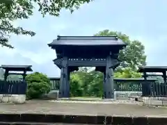 西山本門寺の山門