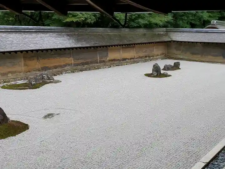 龍安寺の{uncategorized: "未分類", other: "その他", undefined: "問題あり", building: "その他建物", grave: "お墓", sacred_gate: "鳥居", guardian: "狛犬", statue: "像", buddha: "仏像", history: "歴史", nature: "自然", garden: "庭園", animal: "動物", pagoda: "塔", temizu: "手水舎", mountain_gate: "山門・神門", sanctuary: "本殿・本堂", subordinate: "末社・摂社", art: "芸術", scenery: "景色", jizo: "地蔵", ema: "絵馬", goshuin: "御朱印", omikuji: "おみくじ", items: "授与品その他", amulet: "お守り", goshuincho: "御朱印帳", eats: "食事", festival: "お祭り", votive_dance: "神楽", shichigosan: "七五三参", wedding: "結婚式", experience: "体験その他", initially: "初詣", around: "周辺", anti_infection: "感染症対策"}