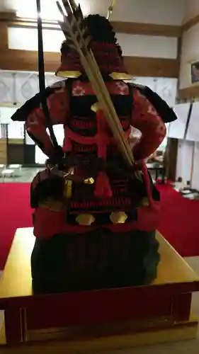 義經神社の像