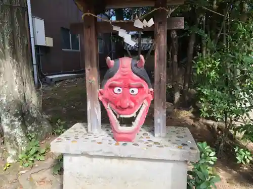 片埜神社の像