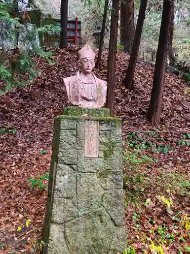 愛宕神社の像