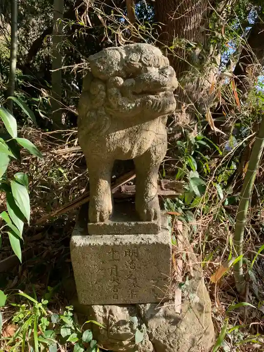 神社(名称不明)の狛犬