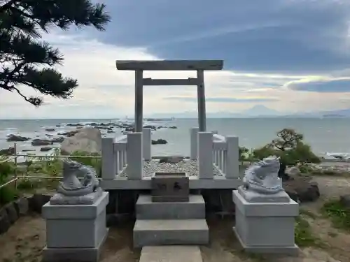 森戸大明神（森戸神社）の{uncategorized: "未分類", other: "その他", undefined: "問題あり", building: "その他建物", grave: "お墓", sacred_gate: "鳥居", guardian: "狛犬", statue: "像", buddha: "仏像", history: "歴史", nature: "自然", garden: "庭園", animal: "動物", pagoda: "塔", temizu: "手水舎", mountain_gate: "山門・神門", sanctuary: "本殿・本堂", subordinate: "末社・摂社", art: "芸術", scenery: "景色", jizo: "地蔵", ema: "絵馬", goshuin: "御朱印", omikuji: "おみくじ", items: "授与品その他", amulet: "お守り", goshuincho: "御朱印帳", eats: "食事", festival: "お祭り", votive_dance: "神楽", shichigosan: "七五三参", wedding: "結婚式", experience: "体験その他", initially: "初詣", around: "周辺", anti_infection: "感染症対策"}