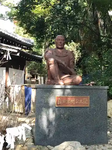 安居神社の像