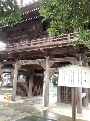 豊川閣　妙厳寺の山門・神門