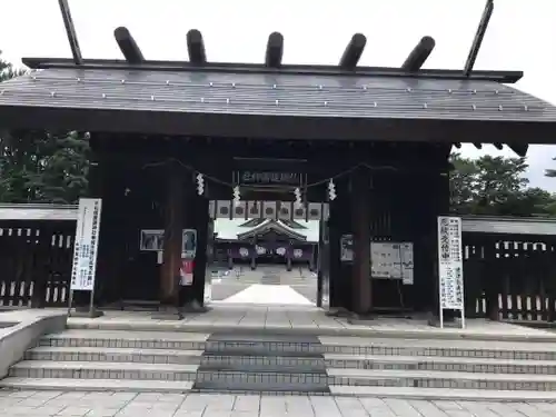 札幌護國神社の山門・神門