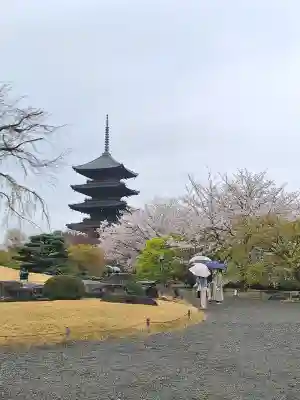 東寺（教王護国寺）の{uncategorized: "未分類", other: "その他", undefined: "問題あり", building: "その他建物", grave: "お墓", sacred_gate: "鳥居", guardian: "狛犬", statue: "像", buddha: "仏像", history: "歴史", nature: "自然", garden: "庭園", animal: "動物", pagoda: "塔", temizu: "手水舎", mountain_gate: "山門・神門", sanctuary: "本殿・本堂", subordinate: "末社・摂社", art: "芸術", scenery: "景色", jizo: "地蔵", ema: "絵馬", goshuin: "御朱印", omikuji: "おみくじ", items: "授与品その他", amulet: "お守り", goshuincho: "御朱印帳", eats: "食事", festival: "お祭り", votive_dance: "神楽", shichigosan: "七五三参", wedding: "結婚式", experience: "体験その他", initially: "初詣", around: "周辺", anti_infection: "感染症対策"}