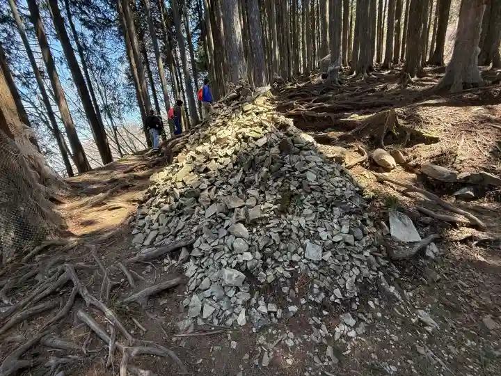 三峯神社奥宮の{uncategorized: "未分類", other: "その他", undefined: "問題あり", building: "その他建物", grave: "お墓", sacred_gate: "鳥居", guardian: "狛犬", statue: "像", buddha: "仏像", history: "歴史", nature: "自然", garden: "庭園", animal: "動物", pagoda: "塔", temizu: "手水舎", mountain_gate: "山門・神門", sanctuary: "本殿・本堂", subordinate: "末社・摂社", art: "芸術", scenery: "景色", jizo: "地蔵", ema: "絵馬", goshuin: "御朱印", omikuji: "おみくじ", items: "授与品その他", amulet: "お守り", goshuincho: "御朱印帳", eats: "食事", festival: "お祭り", votive_dance: "神楽", shichigosan: "七五三参", wedding: "結婚式", experience: "体験その他", initially: "初詣", around: "周辺", anti_infection: "感染症対策"}