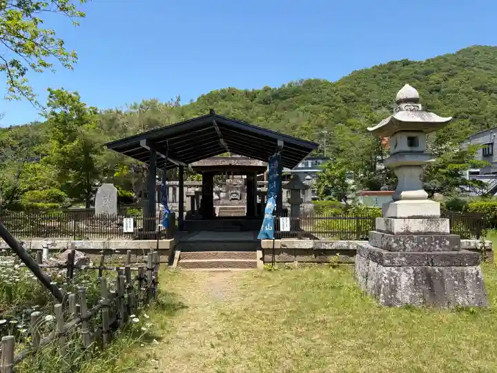 武田神社の{uncategorized: "未分類", other: "その他", undefined: "問題あり", building: "その他建物", grave: "お墓", sacred_gate: "鳥居", guardian: "狛犬", statue: "像", buddha: "仏像", history: "歴史", nature: "自然", garden: "庭園", animal: "動物", pagoda: "塔", temizu: "手水舎", mountain_gate: "山門・神門", sanctuary: "本殿・本堂", subordinate: "末社・摂社", art: "芸術", scenery: "景色", jizo: "地蔵", ema: "絵馬", goshuin: "御朱印", omikuji: "おみくじ", items: "授与品その他", amulet: "お守り", goshuincho: "御朱印帳", eats: "食事", festival: "お祭り", votive_dance: "神楽", shichigosan: "七五三参", wedding: "結婚式", experience: "体験その他", initially: "初詣", around: "周辺", anti_infection: "感染症対策"}
