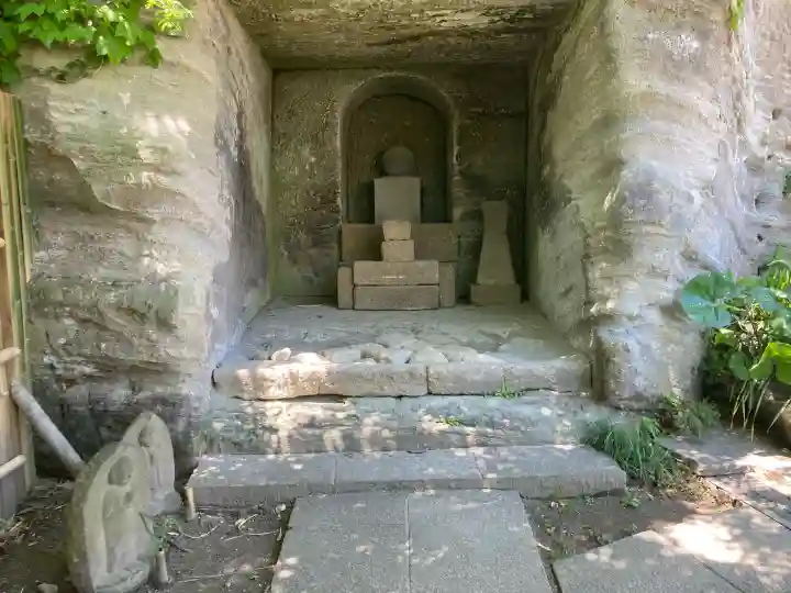 龍隠庵の{uncategorized: "未分類", other: "その他", undefined: "問題あり", building: "その他建物", grave: "お墓", sacred_gate: "鳥居", guardian: "狛犬", statue: "像", buddha: "仏像", history: "歴史", nature: "自然", garden: "庭園", animal: "動物", pagoda: "塔", temizu: "手水舎", mountain_gate: "山門・神門", sanctuary: "本殿・本堂", subordinate: "末社・摂社", art: "芸術", scenery: "景色", jizo: "地蔵", ema: "絵馬", goshuin: "御朱印", omikuji: "おみくじ", items: "授与品その他", amulet: "お守り", goshuincho: "御朱印帳", eats: "食事", festival: "お祭り", votive_dance: "神楽", shichigosan: "七五三参", wedding: "結婚式", experience: "体験その他", initially: "初詣", around: "周辺", anti_infection: "感染症対策"}