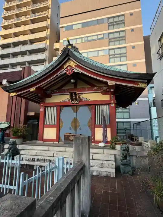 本社三島神社の{uncategorized: "未分類", other: "その他", undefined: "問題あり", building: "その他建物", grave: "お墓", sacred_gate: "鳥居", guardian: "狛犬", statue: "像", buddha: "仏像", history: "歴史", nature: "自然", garden: "庭園", animal: "動物", pagoda: "塔", temizu: "手水舎", mountain_gate: "山門・神門", sanctuary: "本殿・本堂", subordinate: "末社・摂社", art: "芸術", scenery: "景色", jizo: "地蔵", ema: "絵馬", goshuin: "御朱印", omikuji: "おみくじ", items: "授与品その他", amulet: "お守り", goshuincho: "御朱印帳", eats: "食事", festival: "お祭り", votive_dance: "神楽", shichigosan: "七五三参", wedding: "結婚式", experience: "体験その他", initially: "初詣", around: "周辺", anti_infection: "感染症対策"}