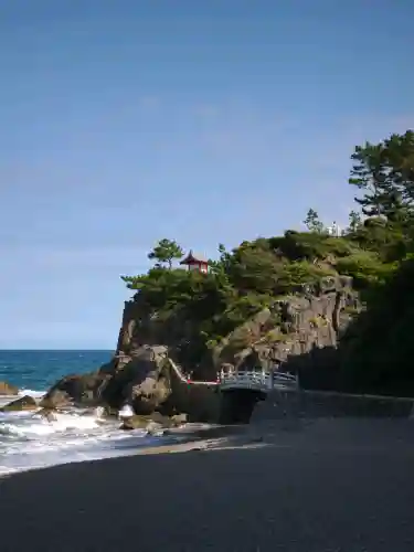 海津見神社（桂浜龍王宮）の{uncategorized: "未分類", other: "その他", undefined: "問題あり", building: "その他建物", grave: "お墓", sacred_gate: "鳥居", guardian: "狛犬", statue: "像", buddha: "仏像", history: "歴史", nature: "自然", garden: "庭園", animal: "動物", pagoda: "塔", temizu: "手水舎", mountain_gate: "山門・神門", sanctuary: "本殿・本堂", subordinate: "末社・摂社", art: "芸術", scenery: "景色", jizo: "地蔵", ema: "絵馬", goshuin: "御朱印", omikuji: "おみくじ", items: "授与品その他", amulet: "お守り", goshuincho: "御朱印帳", eats: "食事", festival: "お祭り", votive_dance: "神楽", shichigosan: "七五三参", wedding: "結婚式", experience: "体験その他", initially: "初詣", around: "周辺", anti_infection: "感染症対策"}
