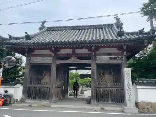 穴太寺の山門