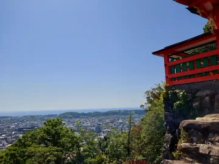 神倉神社(熊野速玉大社摂社)の{uncategorized: "未分類", other: "その他", undefined: "問題あり", building: "その他建物", grave: "お墓", sacred_gate: "鳥居", guardian: "狛犬", statue: "像", buddha: "仏像", history: "歴史", nature: "自然", garden: "庭園", animal: "動物", pagoda: "塔", temizu: "手水舎", mountain_gate: "山門・神門", sanctuary: "本殿・本堂", subordinate: "末社・摂社", art: "芸術", scenery: "景色", jizo: "地蔵", ema: "絵馬", goshuin: "御朱印", omikuji: "おみくじ", items: "授与品その他", amulet: "お守り", goshuincho: "御朱印帳", eats: "食事", festival: "お祭り", votive_dance: "神楽", shichigosan: "七五三参", wedding: "結婚式", experience: "体験その他", initially: "初詣", around: "周辺", anti_infection: "感染症対策"}