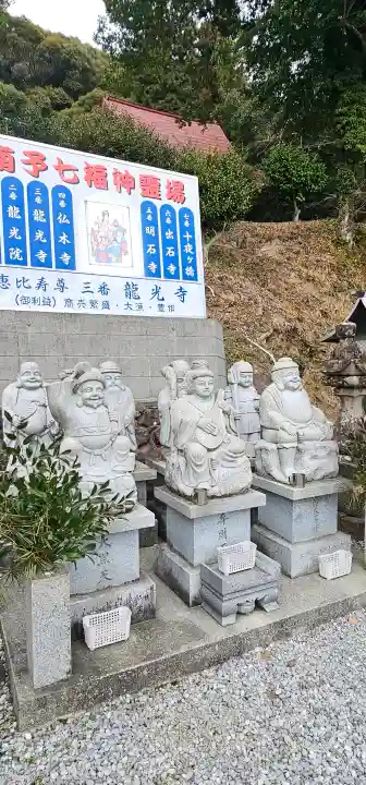 龍光寺の{uncategorized: "未分類", other: "その他", undefined: "問題あり", building: "その他建物", grave: "お墓", sacred_gate: "鳥居", guardian: "狛犬", statue: "像", buddha: "仏像", history: "歴史", nature: "自然", garden: "庭園", animal: "動物", pagoda: "塔", temizu: "手水舎", mountain_gate: "山門・神門", sanctuary: "本殿・本堂", subordinate: "末社・摂社", art: "芸術", scenery: "景色", jizo: "地蔵", ema: "絵馬", goshuin: "御朱印", omikuji: "おみくじ", items: "授与品その他", amulet: "お守り", goshuincho: "御朱印帳", eats: "食事", festival: "お祭り", votive_dance: "神楽", shichigosan: "七五三参", wedding: "結婚式", experience: "体験その他", initially: "初詣", around: "周辺", anti_infection: "感染症対策"}