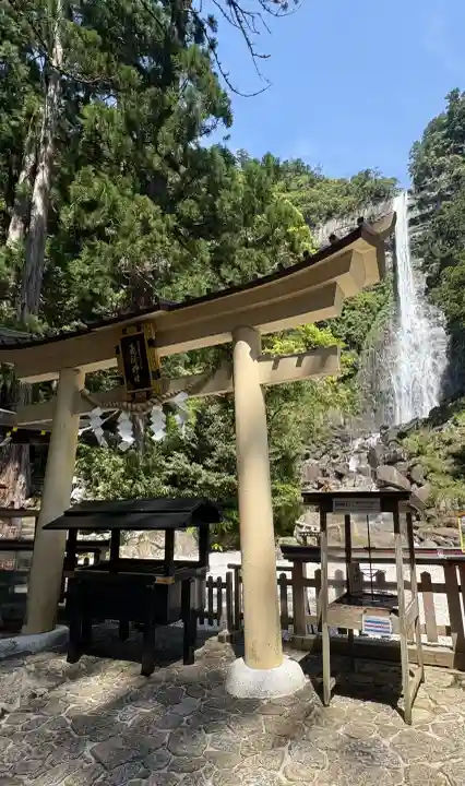 飛瀧神社(熊野那智大社別宮)の{uncategorized: "未分類", other: "その他", undefined: "問題あり", building: "その他建物", grave: "お墓", sacred_gate: "鳥居", guardian: "狛犬", statue: "像", buddha: "仏像", history: "歴史", nature: "自然", garden: "庭園", animal: "動物", pagoda: "塔", temizu: "手水舎", mountain_gate: "山門・神門", sanctuary: "本殿・本堂", subordinate: "末社・摂社", art: "芸術", scenery: "景色", jizo: "地蔵", ema: "絵馬", goshuin: "御朱印", omikuji: "おみくじ", items: "授与品その他", amulet: "お守り", goshuincho: "御朱印帳", eats: "食事", festival: "お祭り", votive_dance: "神楽", shichigosan: "七五三参", wedding: "結婚式", experience: "体験その他", initially: "初詣", around: "周辺", anti_infection: "感染症対策"}