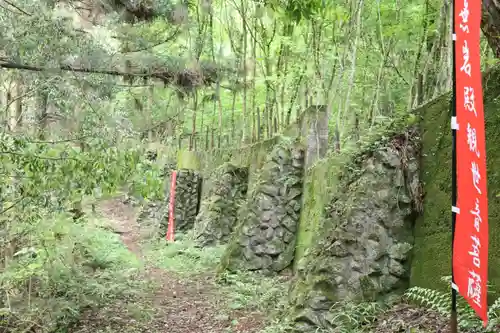 岩殿観音窟石龕(埼玉県)