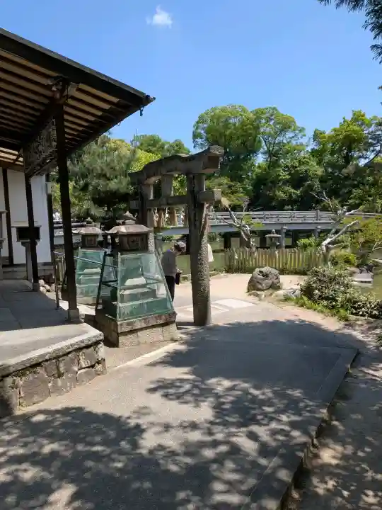 嚴島神社 (京都御苑)の{uncategorized: "未分類", other: "その他", undefined: "問題あり", building: "その他建物", grave: "お墓", sacred_gate: "鳥居", guardian: "狛犬", statue: "像", buddha: "仏像", history: "歴史", nature: "自然", garden: "庭園", animal: "動物", pagoda: "塔", temizu: "手水舎", mountain_gate: "山門・神門", sanctuary: "本殿・本堂", subordinate: "末社・摂社", art: "芸術", scenery: "景色", jizo: "地蔵", ema: "絵馬", goshuin: "御朱印", omikuji: "おみくじ", items: "授与品その他", amulet: "お守り", goshuincho: "御朱印帳", eats: "食事", festival: "お祭り", votive_dance: "神楽", shichigosan: "七五三参", wedding: "結婚式", experience: "体験その他", initially: "初詣", around: "周辺", anti_infection: "感染症対策"}