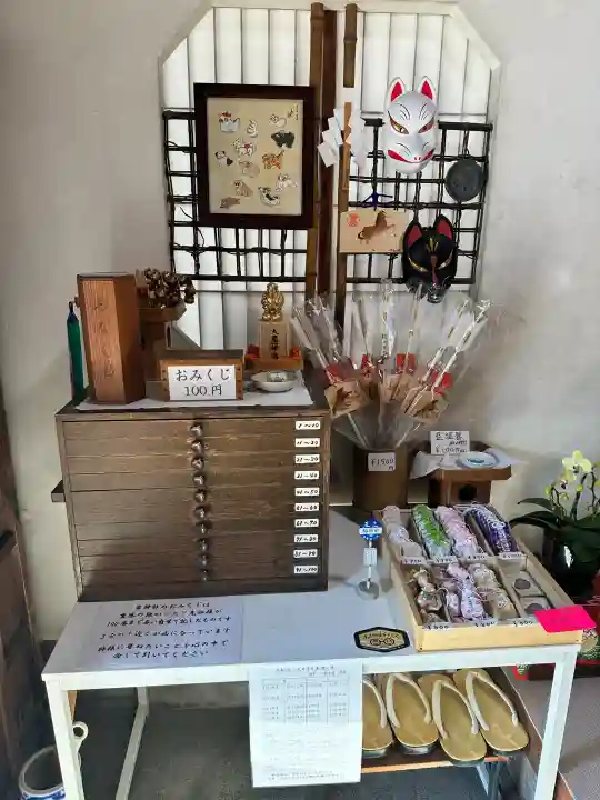 玉三稲荷神社の{uncategorized: "未分類", other: "その他", undefined: "問題あり", building: "その他建物", grave: "お墓", sacred_gate: "鳥居", guardian: "狛犬", statue: "像", buddha: "仏像", history: "歴史", nature: "自然", garden: "庭園", animal: "動物", pagoda: "塔", temizu: "手水舎", mountain_gate: "山門・神門", sanctuary: "本殿・本堂", subordinate: "末社・摂社", art: "芸術", scenery: "景色", jizo: "地蔵", ema: "絵馬", goshuin: "御朱印", omikuji: "おみくじ", items: "授与品その他", amulet: "お守り", goshuincho: "御朱印帳", eats: "食事", festival: "お祭り", votive_dance: "神楽", shichigosan: "七五三参", wedding: "結婚式", experience: "体験その他", initially: "初詣", around: "周辺", anti_infection: "感染症対策"}