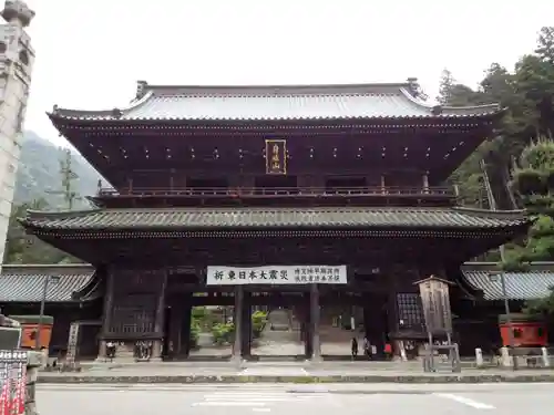 久遠寺の山門