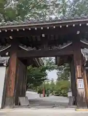 多田神社の山門
