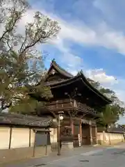 魚吹八幡神社の山門