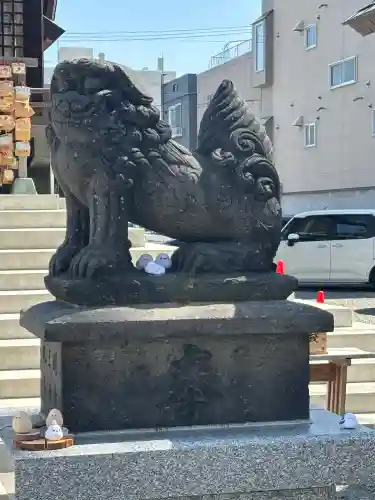 札幌諏訪神社の{uncategorized: "未分類", other: "その他", undefined: "問題あり", building: "その他建物", grave: "お墓", sacred_gate: "鳥居", guardian: "狛犬", statue: "像", buddha: "仏像", history: "歴史", nature: "自然", garden: "庭園", animal: "動物", pagoda: "塔", temizu: "手水舎", mountain_gate: "山門・神門", sanctuary: "本殿・本堂", subordinate: "末社・摂社", art: "芸術", scenery: "景色", jizo: "地蔵", ema: "絵馬", goshuin: "御朱印", omikuji: "おみくじ", items: "授与品その他", amulet: "お守り", goshuincho: "御朱印帳", eats: "食事", festival: "お祭り", votive_dance: "神楽", shichigosan: "七五三参", wedding: "結婚式", experience: "体験その他", initially: "初詣", around: "周辺", anti_infection: "感染症対策"}