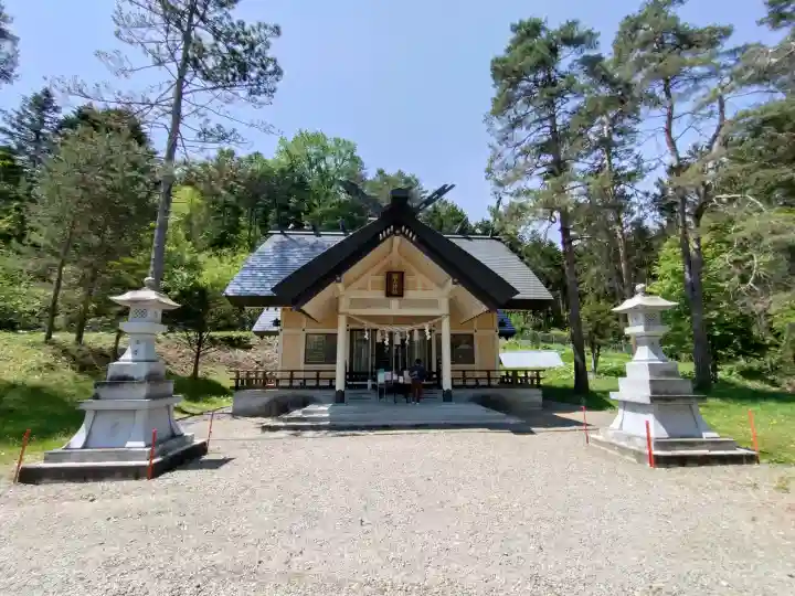 滝上神社の{uncategorized: "未分類", other: "その他", undefined: "問題あり", building: "その他建物", grave: "お墓", sacred_gate: "鳥居", guardian: "狛犬", statue: "像", buddha: "仏像", history: "歴史", nature: "自然", garden: "庭園", animal: "動物", pagoda: "塔", temizu: "手水舎", mountain_gate: "山門・神門", sanctuary: "本殿・本堂", subordinate: "末社・摂社", art: "芸術", scenery: "景色", jizo: "地蔵", ema: "絵馬", goshuin: "御朱印", omikuji: "おみくじ", items: "授与品その他", amulet: "お守り", goshuincho: "御朱印帳", eats: "食事", festival: "お祭り", votive_dance: "神楽", shichigosan: "七五三参", wedding: "結婚式", experience: "体験その他", initially: "初詣", around: "周辺", anti_infection: "感染症対策"}