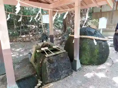 花窟神社の{uncategorized: "未分類", other: "その他", undefined: "問題あり", building: "その他建物", grave: "お墓", sacred_gate: "鳥居", guardian: "狛犬", statue: "像", buddha: "仏像", history: "歴史", nature: "自然", garden: "庭園", animal: "動物", pagoda: "塔", temizu: "手水舎", mountain_gate: "山門・神門", sanctuary: "本殿・本堂", subordinate: "末社・摂社", art: "芸術", scenery: "景色", jizo: "地蔵", ema: "絵馬", goshuin: "御朱印", omikuji: "おみくじ", items: "授与品その他", amulet: "お守り", goshuincho: "御朱印帳", eats: "食事", festival: "お祭り", votive_dance: "神楽", shichigosan: "七五三参", wedding: "結婚式", experience: "体験その他", initially: "初詣", around: "周辺", anti_infection: "感染症対策"}