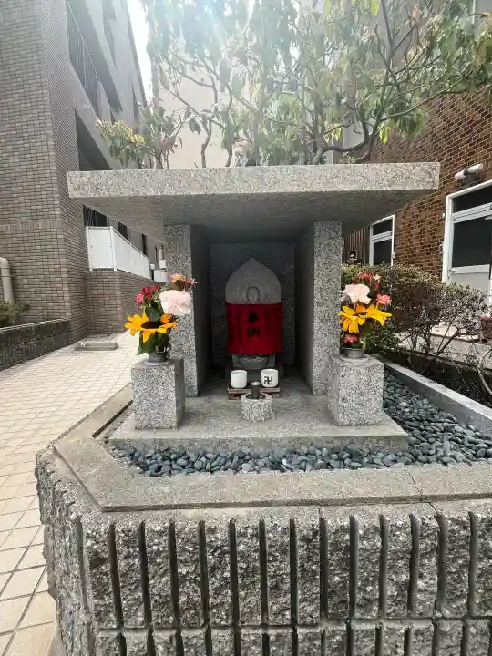 地蔵尊(北長狭通)の{uncategorized: "未分類", other: "その他", undefined: "問題あり", building: "その他建物", grave: "お墓", sacred_gate: "鳥居", guardian: "狛犬", statue: "像", buddha: "仏像", history: "歴史", nature: "自然", garden: "庭園", animal: "動物", pagoda: "塔", temizu: "手水舎", mountain_gate: "山門・神門", sanctuary: "本殿・本堂", subordinate: "末社・摂社", art: "芸術", scenery: "景色", jizo: "地蔵", ema: "絵馬", goshuin: "御朱印", omikuji: "おみくじ", items: "授与品その他", amulet: "お守り", goshuincho: "御朱印帳", eats: "食事", festival: "お祭り", votive_dance: "神楽", shichigosan: "七五三参", wedding: "結婚式", experience: "体験その他", initially: "初詣", around: "周辺", anti_infection: "感染症対策"}