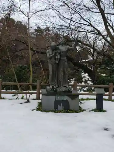 射水神社の像