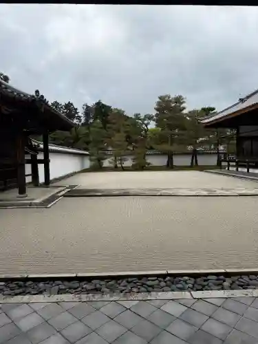 相国寺（相国承天禅寺）の{uncategorized: "未分類", other: "その他", undefined: "問題あり", building: "その他建物", grave: "お墓", sacred_gate: "鳥居", guardian: "狛犬", statue: "像", buddha: "仏像", history: "歴史", nature: "自然", garden: "庭園", animal: "動物", pagoda: "塔", temizu: "手水舎", mountain_gate: "山門・神門", sanctuary: "本殿・本堂", subordinate: "末社・摂社", art: "芸術", scenery: "景色", jizo: "地蔵", ema: "絵馬", goshuin: "御朱印", omikuji: "おみくじ", items: "授与品その他", amulet: "お守り", goshuincho: "御朱印帳", eats: "食事", festival: "お祭り", votive_dance: "神楽", shichigosan: "七五三参", wedding: "結婚式", experience: "体験その他", initially: "初詣", around: "周辺", anti_infection: "感染症対策"}