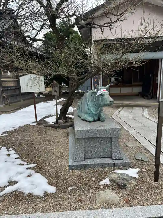 高岡関野神社の像