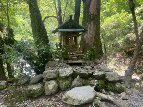 丹生川上神社（中社）の{uncategorized: "未分類", other: "その他", undefined: "問題あり", building: "その他建物", grave: "お墓", sacred_gate: "鳥居", guardian: "狛犬", statue: "像", buddha: "仏像", history: "歴史", nature: "自然", garden: "庭園", animal: "動物", pagoda: "塔", temizu: "手水舎", mountain_gate: "山門・神門", sanctuary: "本殿・本堂", subordinate: "末社・摂社", art: "芸術", scenery: "景色", jizo: "地蔵", ema: "絵馬", goshuin: "御朱印", omikuji: "おみくじ", items: "授与品その他", amulet: "お守り", goshuincho: "御朱印帳", eats: "食事", festival: "お祭り", votive_dance: "神楽", shichigosan: "七五三参", wedding: "結婚式", experience: "体験その他", initially: "初詣", around: "周辺", anti_infection: "感染症対策"}