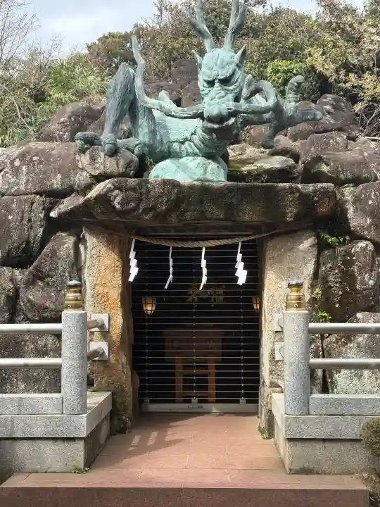龍宮(江島神社)の{uncategorized: "未分類", other: "その他", undefined: "問題あり", building: "その他建物", grave: "お墓", sacred_gate: "鳥居", guardian: "狛犬", statue: "像", buddha: "仏像", history: "歴史", nature: "自然", garden: "庭園", animal: "動物", pagoda: "塔", temizu: "手水舎", mountain_gate: "山門・神門", sanctuary: "本殿・本堂", subordinate: "末社・摂社", art: "芸術", scenery: "景色", jizo: "地蔵", ema: "絵馬", goshuin: "御朱印", omikuji: "おみくじ", items: "授与品その他", amulet: "お守り", goshuincho: "御朱印帳", eats: "食事", festival: "お祭り", votive_dance: "神楽", shichigosan: "七五三参", wedding: "結婚式", experience: "体験その他", initially: "初詣", around: "周辺", anti_infection: "感染症対策"}