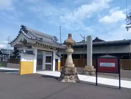 笠松別院の{uncategorized: "未分類", other: "その他", undefined: "問題あり", building: "その他建物", grave: "お墓", sacred_gate: "鳥居", guardian: "狛犬", statue: "像", buddha: "仏像", history: "歴史", nature: "自然", garden: "庭園", animal: "動物", pagoda: "塔", temizu: "手水舎", mountain_gate: "山門・神門", sanctuary: "本殿・本堂", subordinate: "末社・摂社", art: "芸術", scenery: "景色", jizo: "地蔵", ema: "絵馬", goshuin: "御朱印", omikuji: "おみくじ", items: "授与品その他", amulet: "お守り", goshuincho: "御朱印帳", eats: "食事", festival: "お祭り", votive_dance: "神楽", shichigosan: "七五三参", wedding: "結婚式", experience: "体験その他", initially: "初詣", around: "周辺", anti_infection: "感染症対策"}