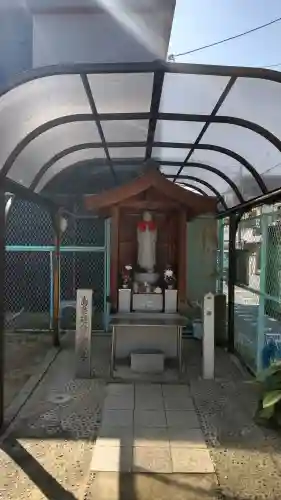 島泉延命地蔵尊の{uncategorized: "未分類", other: "その他", undefined: "問題あり", building: "その他建物", grave: "お墓", sacred_gate: "鳥居", guardian: "狛犬", statue: "像", buddha: "仏像", history: "歴史", nature: "自然", garden: "庭園", animal: "動物", pagoda: "塔", temizu: "手水舎", mountain_gate: "山門・神門", sanctuary: "本殿・本堂", subordinate: "末社・摂社", art: "芸術", scenery: "景色", jizo: "地蔵", ema: "絵馬", goshuin: "御朱印", omikuji: "おみくじ", items: "授与品その他", amulet: "お守り", goshuincho: "御朱印帳", eats: "食事", festival: "お祭り", votive_dance: "神楽", shichigosan: "七五三参", wedding: "結婚式", experience: "体験その他", initially: "初詣", around: "周辺", anti_infection: "感染症対策"}