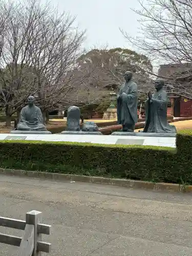 総持寺の{uncategorized: "未分類", other: "その他", undefined: "問題あり", building: "その他建物", grave: "お墓", sacred_gate: "鳥居", guardian: "狛犬", statue: "像", buddha: "仏像", history: "歴史", nature: "自然", garden: "庭園", animal: "動物", pagoda: "塔", temizu: "手水舎", mountain_gate: "山門・神門", sanctuary: "本殿・本堂", subordinate: "末社・摂社", art: "芸術", scenery: "景色", jizo: "地蔵", ema: "絵馬", goshuin: "御朱印", omikuji: "おみくじ", items: "授与品その他", amulet: "お守り", goshuincho: "御朱印帳", eats: "食事", festival: "お祭り", votive_dance: "神楽", shichigosan: "七五三参", wedding: "結婚式", experience: "体験その他", initially: "初詣", around: "周辺", anti_infection: "感染症対策"}