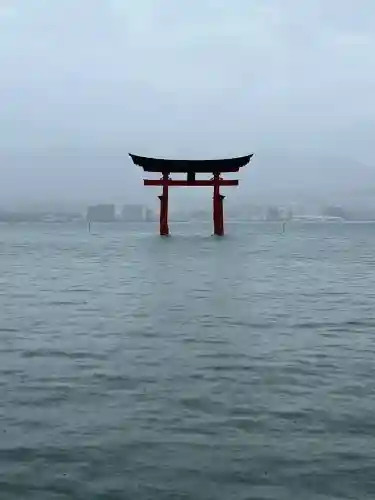 厳島神社の{uncategorized: "未分類", other: "その他", undefined: "問題あり", building: "その他建物", grave: "お墓", sacred_gate: "鳥居", guardian: "狛犬", statue: "像", buddha: "仏像", history: "歴史", nature: "自然", garden: "庭園", animal: "動物", pagoda: "塔", temizu: "手水舎", mountain_gate: "山門・神門", sanctuary: "本殿・本堂", subordinate: "末社・摂社", art: "芸術", scenery: "景色", jizo: "地蔵", ema: "絵馬", goshuin: "御朱印", omikuji: "おみくじ", items: "授与品その他", amulet: "お守り", goshuincho: "御朱印帳", eats: "食事", festival: "お祭り", votive_dance: "神楽", shichigosan: "七五三参", wedding: "結婚式", experience: "体験その他", initially: "初詣", around: "周辺", anti_infection: "感染症対策"}