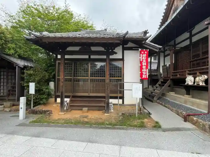高照寺の{uncategorized: "未分類", other: "その他", undefined: "問題あり", building: "その他建物", grave: "お墓", sacred_gate: "鳥居", guardian: "狛犬", statue: "像", buddha: "仏像", history: "歴史", nature: "自然", garden: "庭園", animal: "動物", pagoda: "塔", temizu: "手水舎", mountain_gate: "山門・神門", sanctuary: "本殿・本堂", subordinate: "末社・摂社", art: "芸術", scenery: "景色", jizo: "地蔵", ema: "絵馬", goshuin: "御朱印", omikuji: "おみくじ", items: "授与品その他", amulet: "お守り", goshuincho: "御朱印帳", eats: "食事", festival: "お祭り", votive_dance: "神楽", shichigosan: "七五三参", wedding: "結婚式", experience: "体験その他", initially: "初詣", around: "周辺", anti_infection: "感染症対策"}