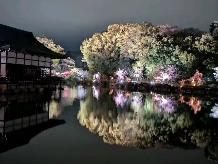 平安神宮の{uncategorized: "未分類", other: "その他", undefined: "問題あり", building: "その他建物", grave: "お墓", sacred_gate: "鳥居", guardian: "狛犬", statue: "像", buddha: "仏像", history: "歴史", nature: "自然", garden: "庭園", animal: "動物", pagoda: "塔", temizu: "手水舎", mountain_gate: "山門・神門", sanctuary: "本殿・本堂", subordinate: "末社・摂社", art: "芸術", scenery: "景色", jizo: "地蔵", ema: "絵馬", goshuin: "御朱印", omikuji: "おみくじ", items: "授与品その他", amulet: "お守り", goshuincho: "御朱印帳", eats: "食事", festival: "お祭り", votive_dance: "神楽", shichigosan: "七五三参", wedding: "結婚式", experience: "体験その他", initially: "初詣", around: "周辺", anti_infection: "感染症対策"}