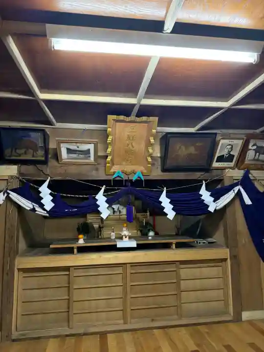 三好八幡神社の{uncategorized: "未分類", other: "その他", undefined: "問題あり", building: "その他建物", grave: "お墓", sacred_gate: "鳥居", guardian: "狛犬", statue: "像", buddha: "仏像", history: "歴史", nature: "自然", garden: "庭園", animal: "動物", pagoda: "塔", temizu: "手水舎", mountain_gate: "山門・神門", sanctuary: "本殿・本堂", subordinate: "末社・摂社", art: "芸術", scenery: "景色", jizo: "地蔵", ema: "絵馬", goshuin: "御朱印", omikuji: "おみくじ", items: "授与品その他", amulet: "お守り", goshuincho: "御朱印帳", eats: "食事", festival: "お祭り", votive_dance: "神楽", shichigosan: "七五三参", wedding: "結婚式", experience: "体験その他", initially: "初詣", around: "周辺", anti_infection: "感染症対策"}